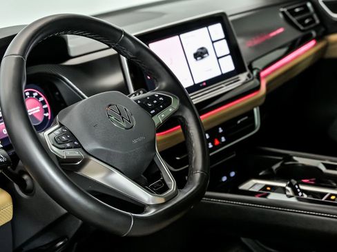 Used 2025 Volkswagen Atlas Cross Sport SEL R-Line image 15