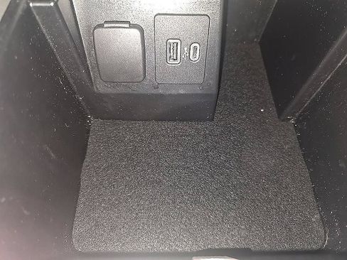 Used 2021 Ford Explorer XLT w/ Equipment Group 202A AWD/4WD image 24