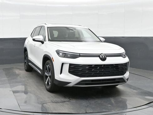 New 2026 Volkswagen Tiguan SE FWD image 2