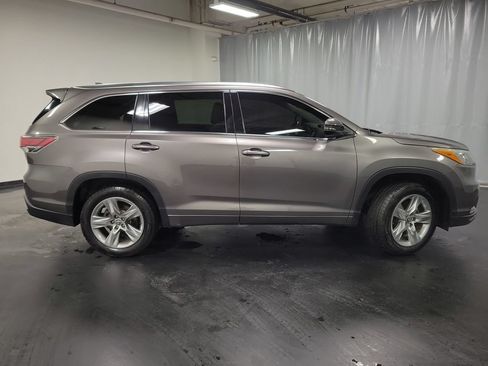 Used 2016 Toyota Highlander Limited w/ Driver Technology Package FWD image 9