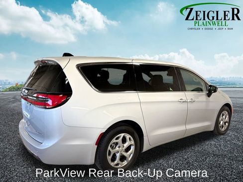 Used 2024 Chrysler Pacifica Limited FWD image 10