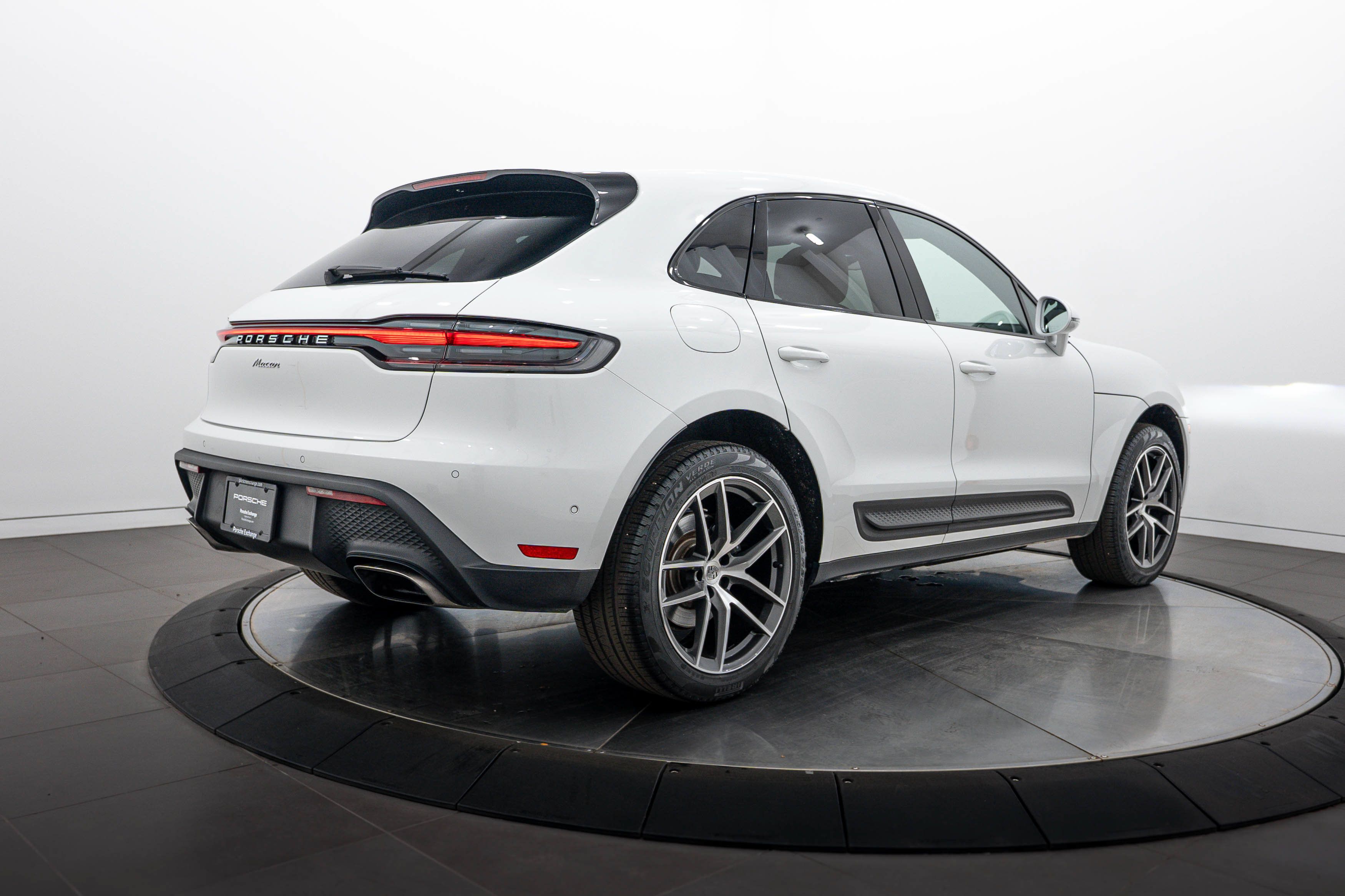 Certified 2023 Porsche Macan AWD/4WD image 7