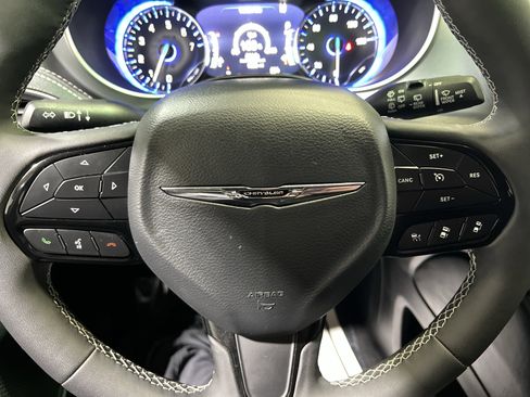 Used 2025 Chrysler Pacifica Limited image 23