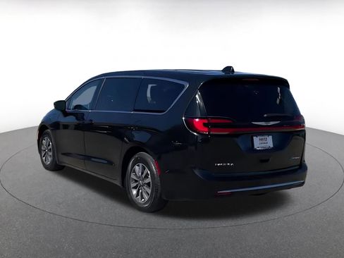 Used 2023 Chrysler Pacifica Touring-L image 11