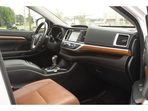 Used 2017 Toyota Highlander Limited Platinum AWD/4WD image 18