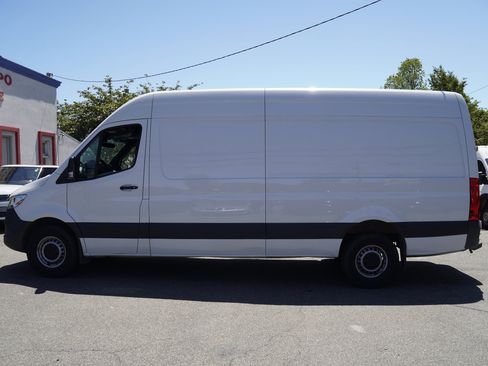 Used 2023 Mercedes-Benz Sprinter 2500 image 3