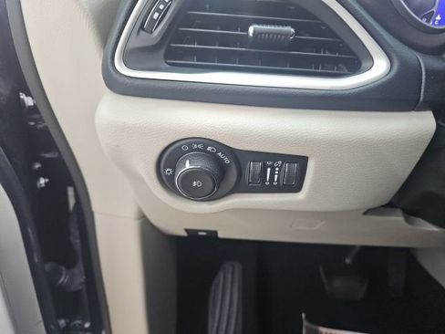 Used 2023 Chrysler Pacifica Touring-L FWD image 27