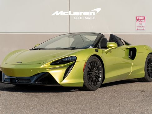 Used 2025 McLaren Artura Spider image 3
