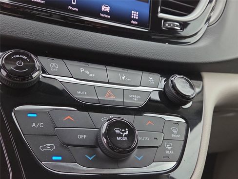Used 2023 Chrysler Pacifica Touring-L FWD image 10