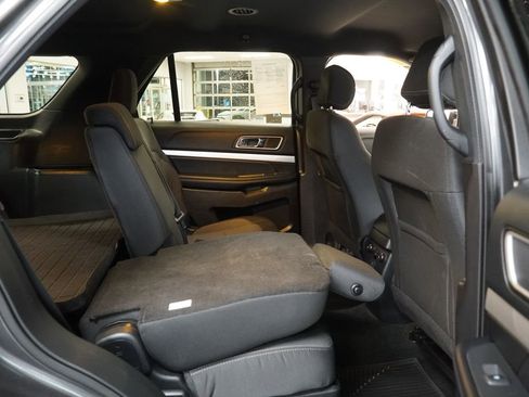 Used 2017 Ford Explorer XLT image 28