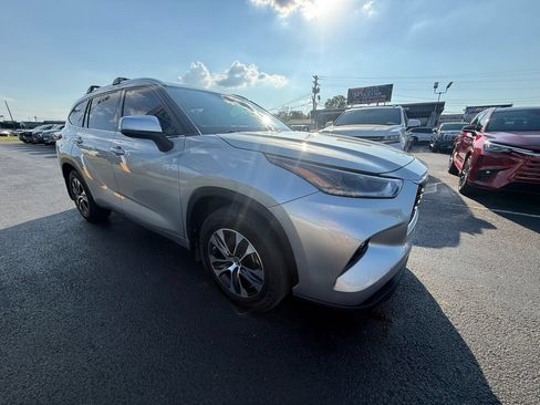 Used 2021 Toyota Highlander XLE FWD image 1