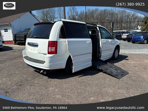 Used 2010 Chrysler Town & Country Touring image 5
