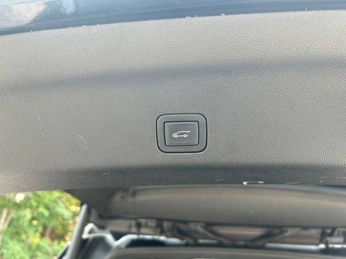 Used 2024 GMC Yukon SLT RWD image 33