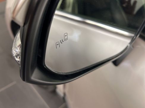 Used 2022 Toyota Venza XLE image 36