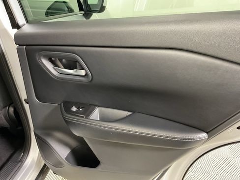 Used 2025 Nissan Rogue SV FWD image 21