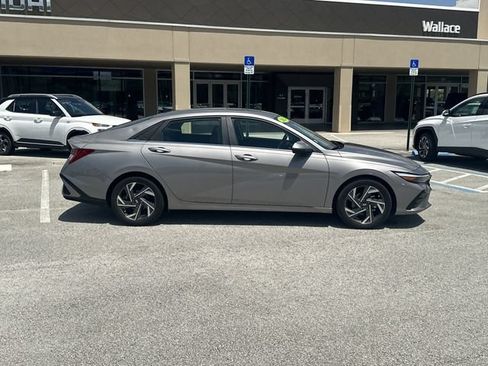 Certified 2024 Hyundai Elantra Limited FWD image 6
