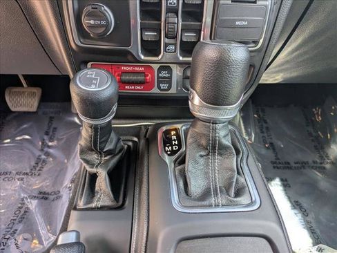Used 2024 Jeep Wrangler Unlimited Rubicon w/ Technology Group AWD/4WD image 18