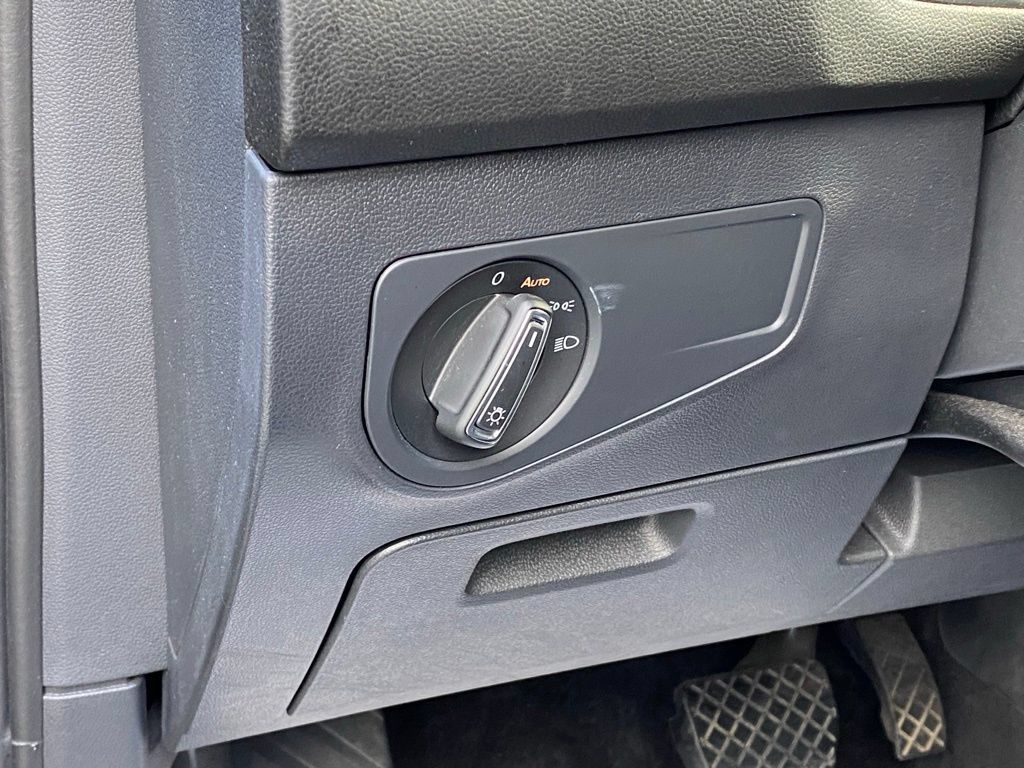 Used 2024 Volkswagen Tiguan SE w/ Panoramic Sunroof Package FWD image 12