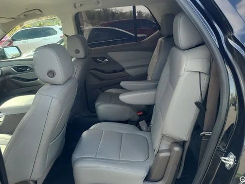 Used 2020 Chevrolet Traverse LT w/ LT Premium Package image 3