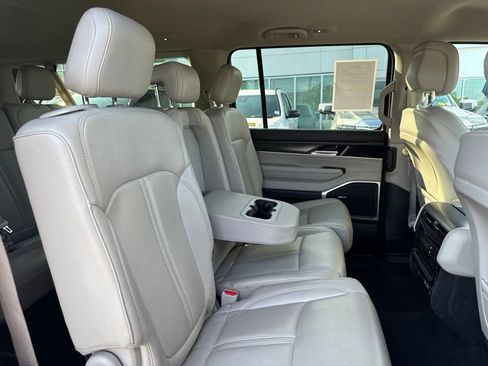 Used 2024 Jeep Wagoneer L Series II w/ Flexible Seating Group AWD/4WD image 18