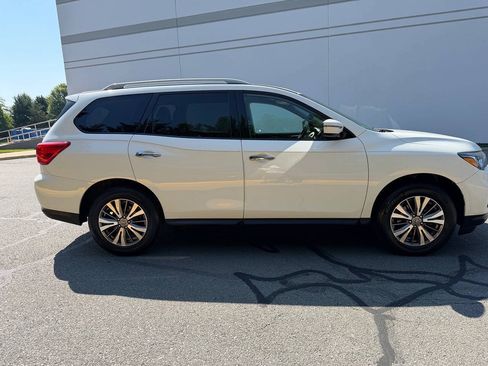 Used 2019 Nissan Pathfinder S AWD/4WD image 2