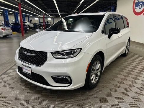 Used 2026 Chrysler Pacifica Limited FWD image 7