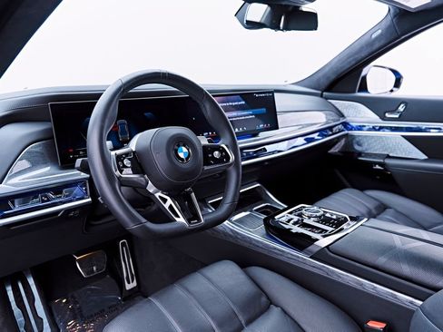 Used 2024 BMW 760i xDrive AWD/4WD image 2