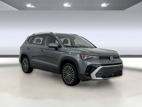Used 2025 Volkswagen Taos SE w/ Panoramic Sunroof Package FWD image 6