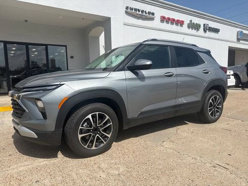 Used 2025 Chevrolet TrailBlazer LT FWD image 3