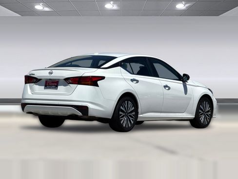Used 2025 Nissan Altima 2.5 SV FWD image 9