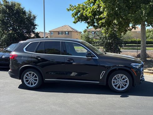 Used 2019 BMW X5 xDrive40i w/ Premium Package 2 AWD/4WD image 2