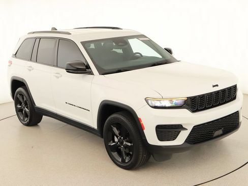 Used 2023 Jeep Grand Cherokee Altitude AWD/4WD image 35