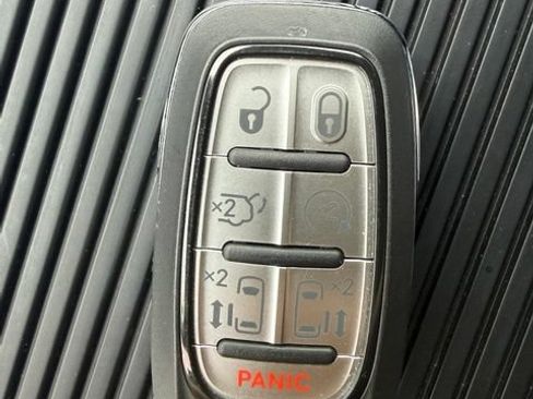 Used 2023 Chrysler Pacifica Touring-L FWD image 27