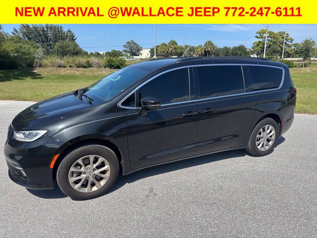 Certified 2022 Chrysler Pacifica Touring-L w/ Uconnect Theater Family Group AWD/4WD image 4
