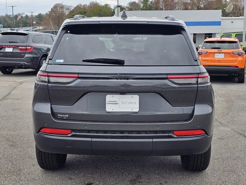New 2025 Jeep Grand Cherokee Altitude image 9