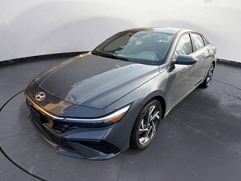 Used 2025 Hyundai Elantra SEL FWD image 1