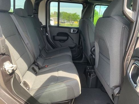 New 2025 Jeep Gladiator Sport image 28