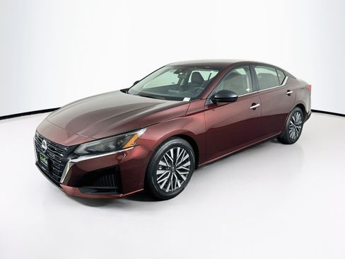 Used 2025 Nissan Altima 2.5 SV FWD image 3