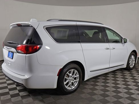 Used 2020 Chrysler Pacifica Touring-L FWD image 8