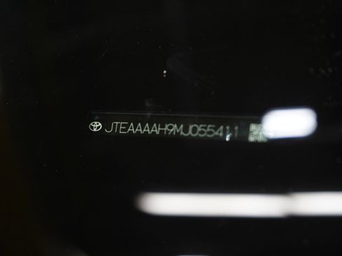 Used 2021 Toyota Venza LE image 29