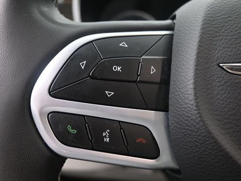 Used 2023 Chrysler Pacifica Limited FWD image 30