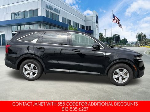 Used 2023 Kia Sorento LX image 3