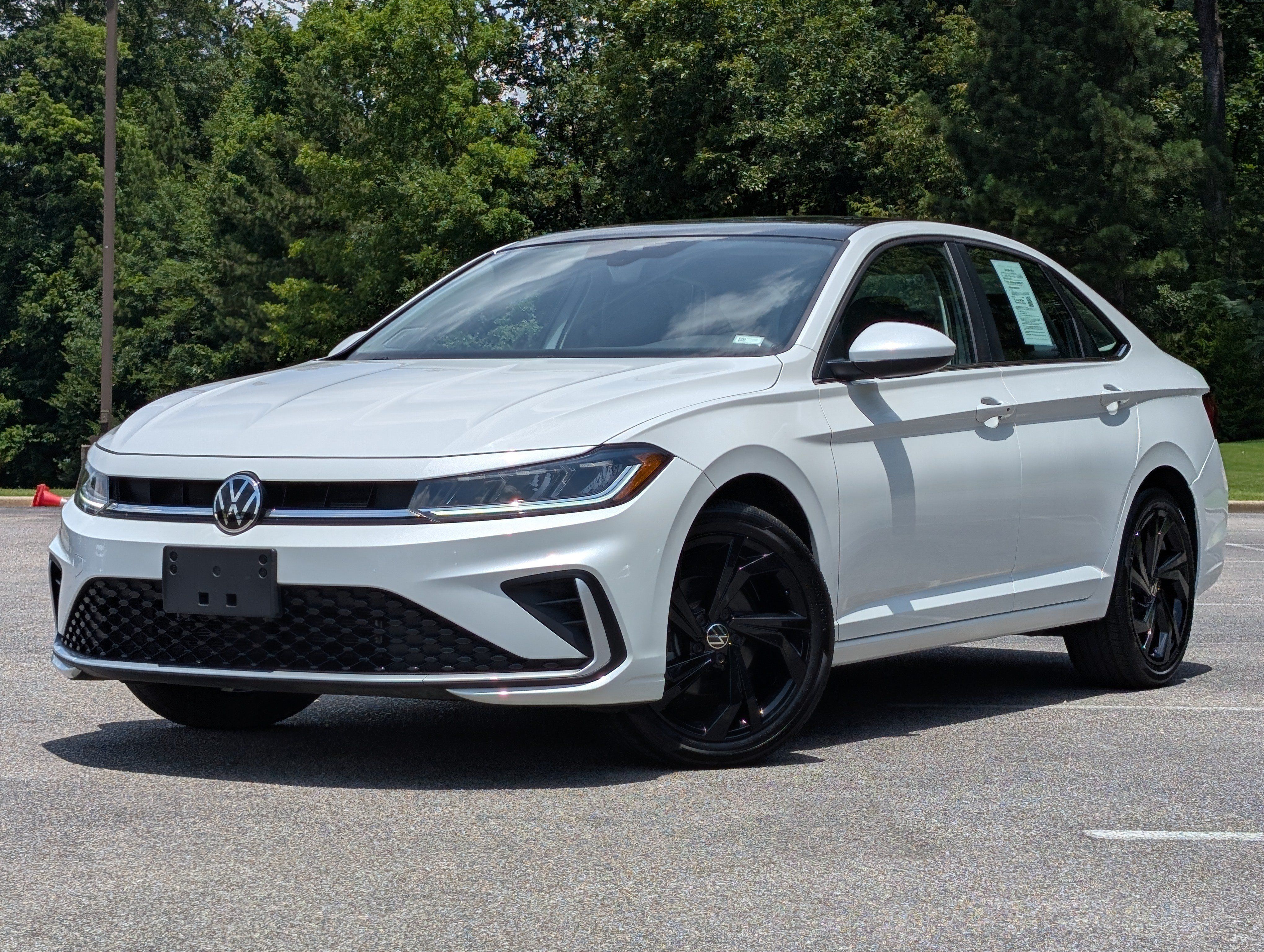Used 2025 Volkswagen Jetta SE w/ Sunroof Package FWD image 4