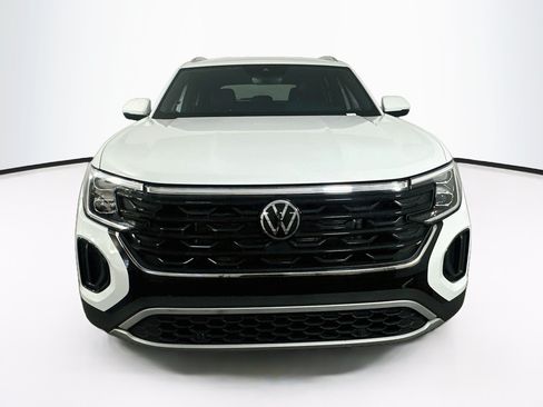 Used 2024 Volkswagen Atlas Cross Sport SE FWD image 2