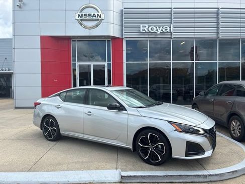 Used 2023 Nissan Altima 2.5 SR w/ SR Premium Package FWD image 1