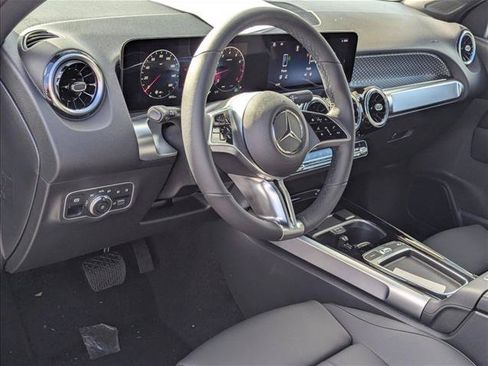 Used 2026 Mercedes-Benz GLB 250 image 3