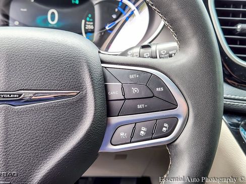 Used 2023 Chrysler Pacifica Touring-L FWD image 16