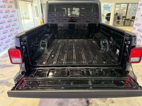 Used 2023 Jeep Gladiator Willys image 16