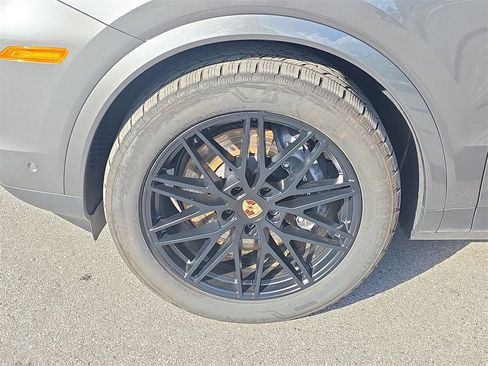 Used 2025 Porsche Cayenne image 12