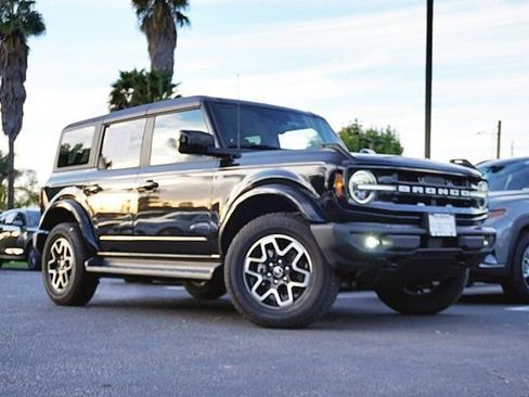 Used 2025 Ford Bronco Outer Banks image 2